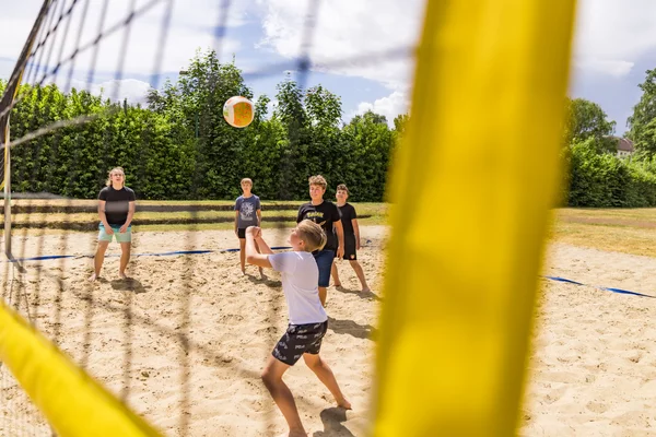 Blick übers Beachvolleyball-Netz