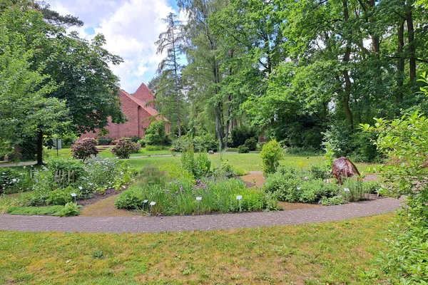 Anlage Bibelgarten, im Hintergrund Christuskirche