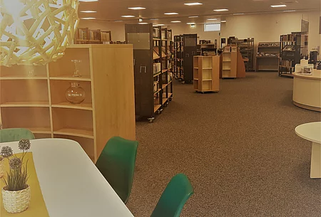 Ecke Tisch mit Blick in die Stadtbücherei