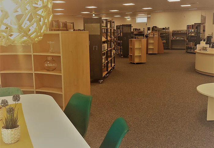 Ecke Tisch mit Blick in die Stadtbücherei