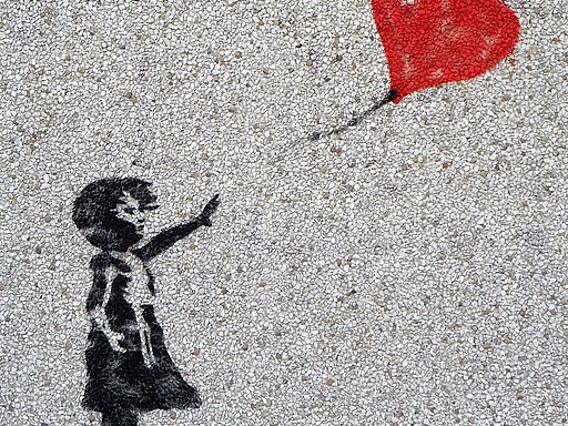 Banksy auf Wand Mädchen mit rotem Herz-Luftballon