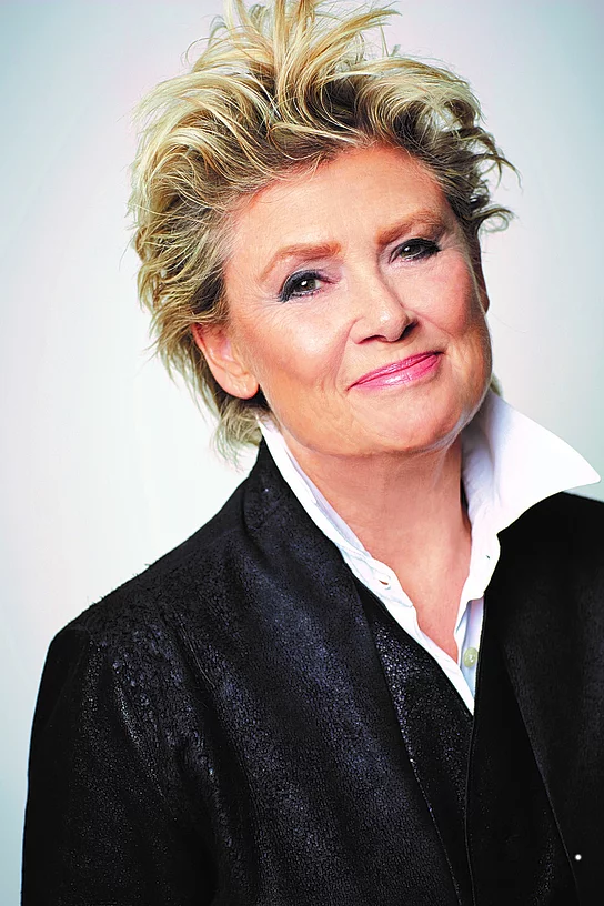 Porträtfoto Gitte in schwarzer Jacke, weiße Bluse