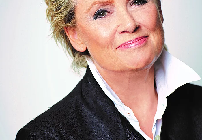 Porträtfoto Gitte in schwarzer Jacke, weiße Bluse