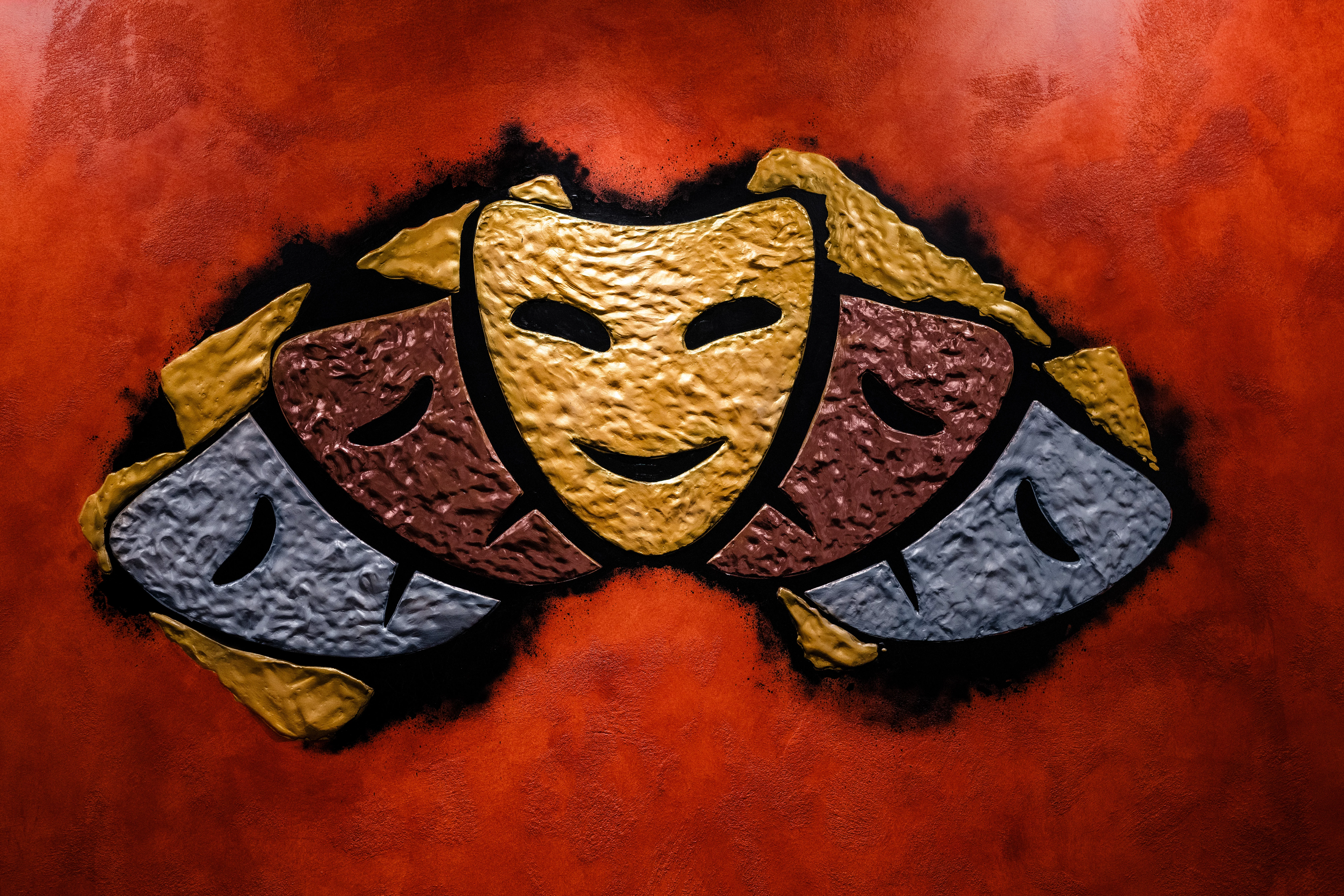 Theatermasken gemalt an Wand