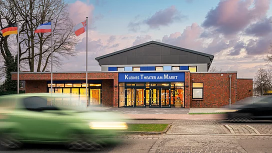 Blick auf Theatereingang über die Straße hinweg