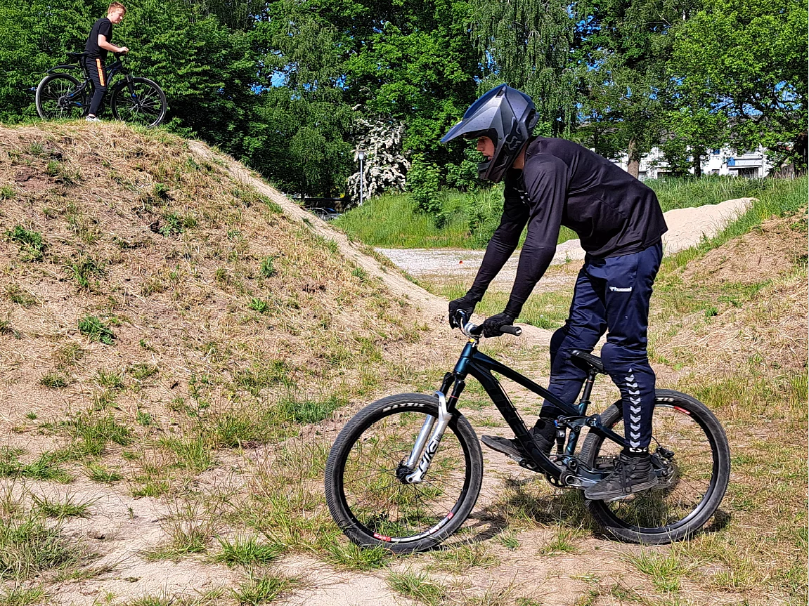 Dirt-Track-Fahrer in Sporkleidung mit Helm und Rad