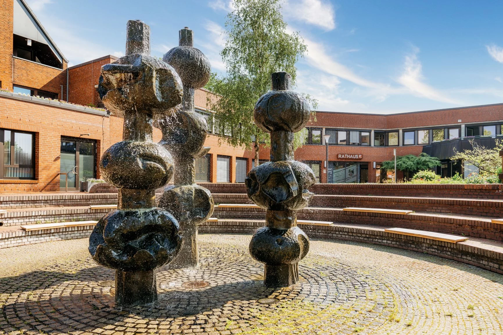 Brunnen am Marktplatz Hintergrund Rathaus